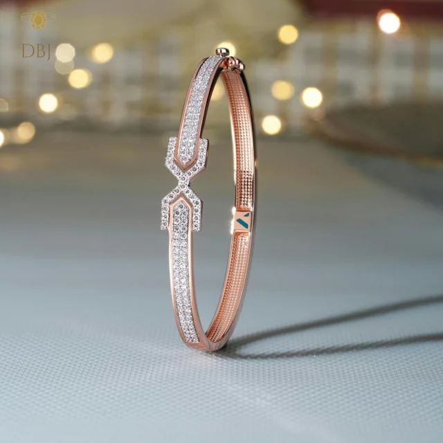 Shimmer, shine, and steal the spotlight with our rose gold diamond bangle—crafted for the modern muse. 💎🌹 #DBJLuxe #JewelsOfElegance
#DBJJewelry #DiamondBangle #RoseGoldJewelry #LuxuryJewelry #FineJewelry #SparklingStyle #TimelessElegance #JewelryGoals #WristCandy #ElegantAccessories