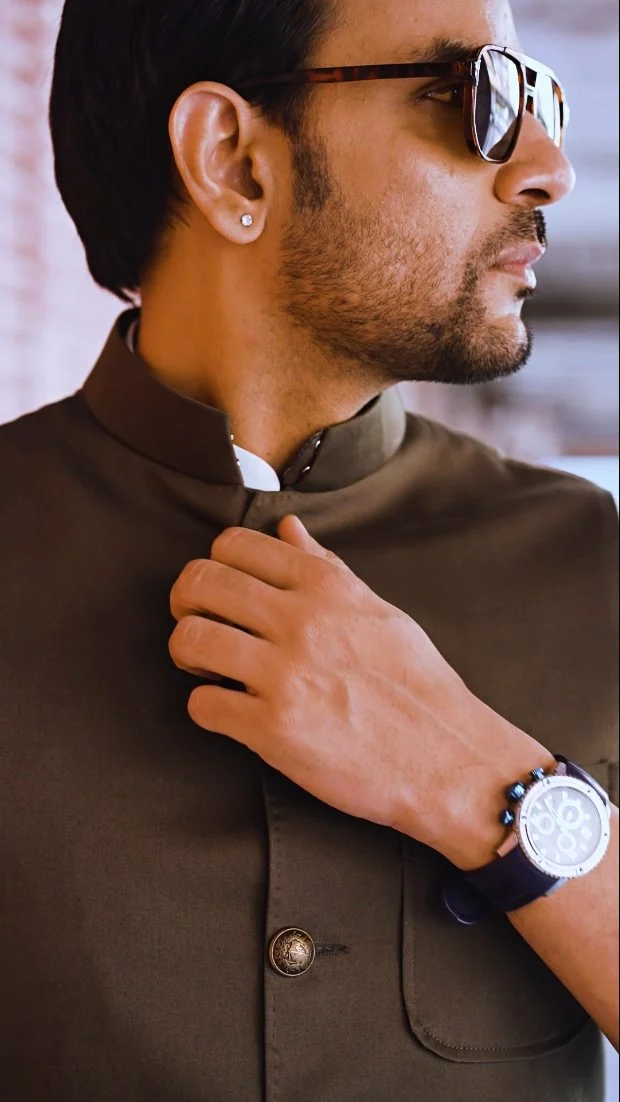He’s not trying too hard he’s just being himself.
A confident walk, a well-fitted ethnic look, and that quiet kind of swagger. ✨[men’s ethnic wear, everyday ethnic style, modern traditional fashion, designer menswear, festive outfits for men, groom style india, premium ethnic clothing]#autographman #mensethnicwear #modernethnic #indianmenswear #festivelook