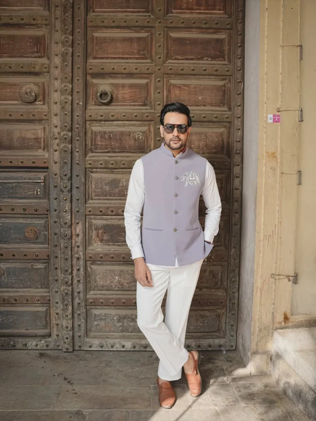 Some looks don’t need effort they just feel right.
A calm walk, a tailored ethnic fit, and confidence that shows without trying.[men’s ethnic wear, modern traditional style, designer menswear, groom wear india, bespoke outfits, premium ethnic clothing, fashion studio]#autograph #mensethnicwear #modernethnic #indianmensfashion #groomstyle