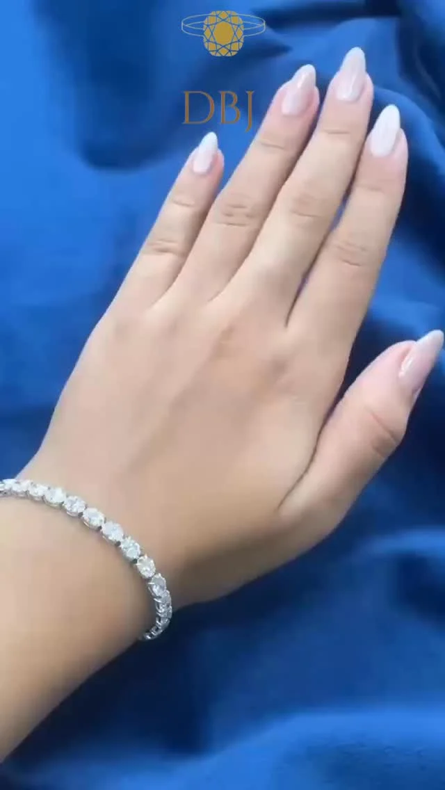 Precision, brilliance, and timeless sophistication.
This GIA-certified oval diamond bracelet featuring 40-pointers set in luminous white gold is a true expression of refined luxury and exceptional craftsmanship. Designed to shine with effortless elegance. ✨💎#DBJ #DBJJewels #GIACertified #OvalDiamondBracelet #DiamondBracelet WhiteGoldJewellery LuxuryJewellery FineDiamondJewellery TimelessElegance BrillianceDefined RefinedLuxury SignatureJewels 💎✨