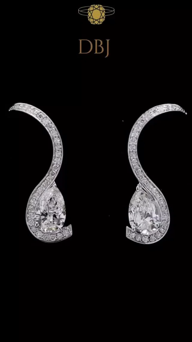 Effortlessly elegant and eternally radiant.
These pear-shaped solitaire earrings capture the beauty of simplicity, where timeless design meets exceptional brilliance. A refined expression of luxury for every moment. ✨💎#DBJ #DBJJewels #PearShapeSolitaire #SolitaireEarrings #DiamondLuxury FineJewellery TimelessElegance ElegantBrilliance LuxuryJewellery ModernHeirloom SignatureJewels RefinedStyle 💎✨
