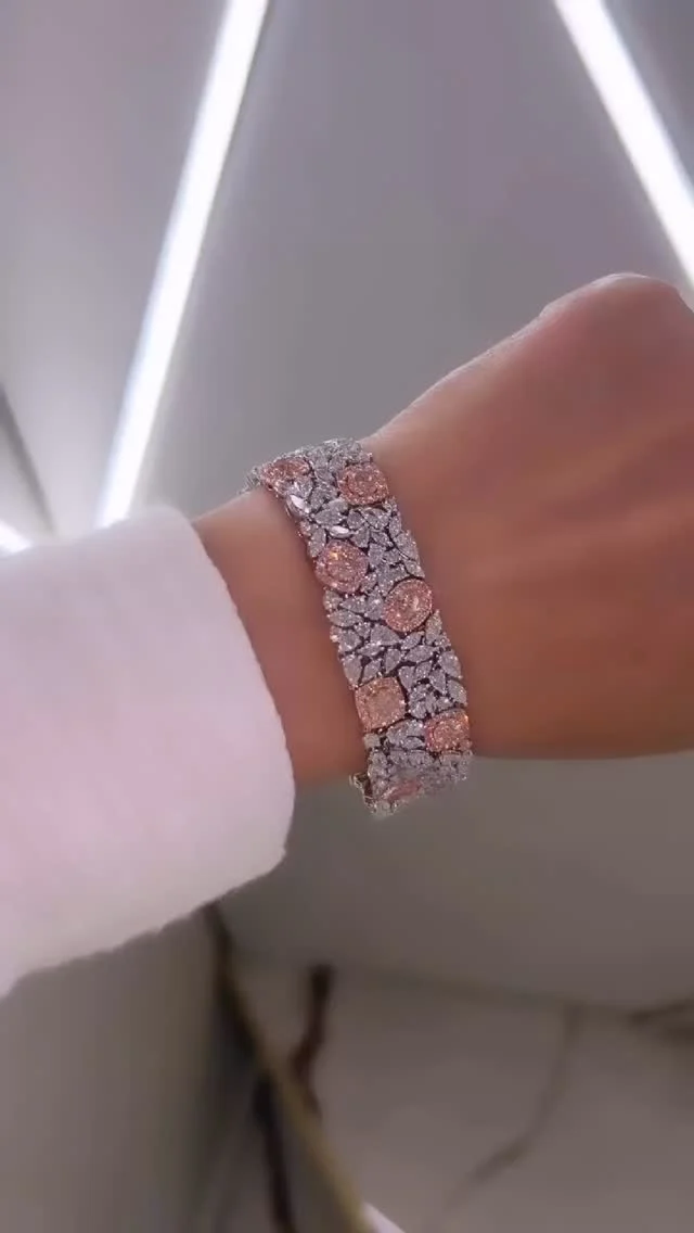 Grace, wrapped around the wrist. ✨💎A bracelet isn’t just jewellery — it’s a quiet statement of elegance, designed to shine with you through every moment.
DBJ Jewels.#DBJ #DBJJewels #DiamondBracelet #LuxuryJewellery #FineJewellery TimelessElegance EverydayLuxury WristCandy StatementStyle RefinedLuxury BrillianceInEveryDetail LuxuryLifestyle ✨